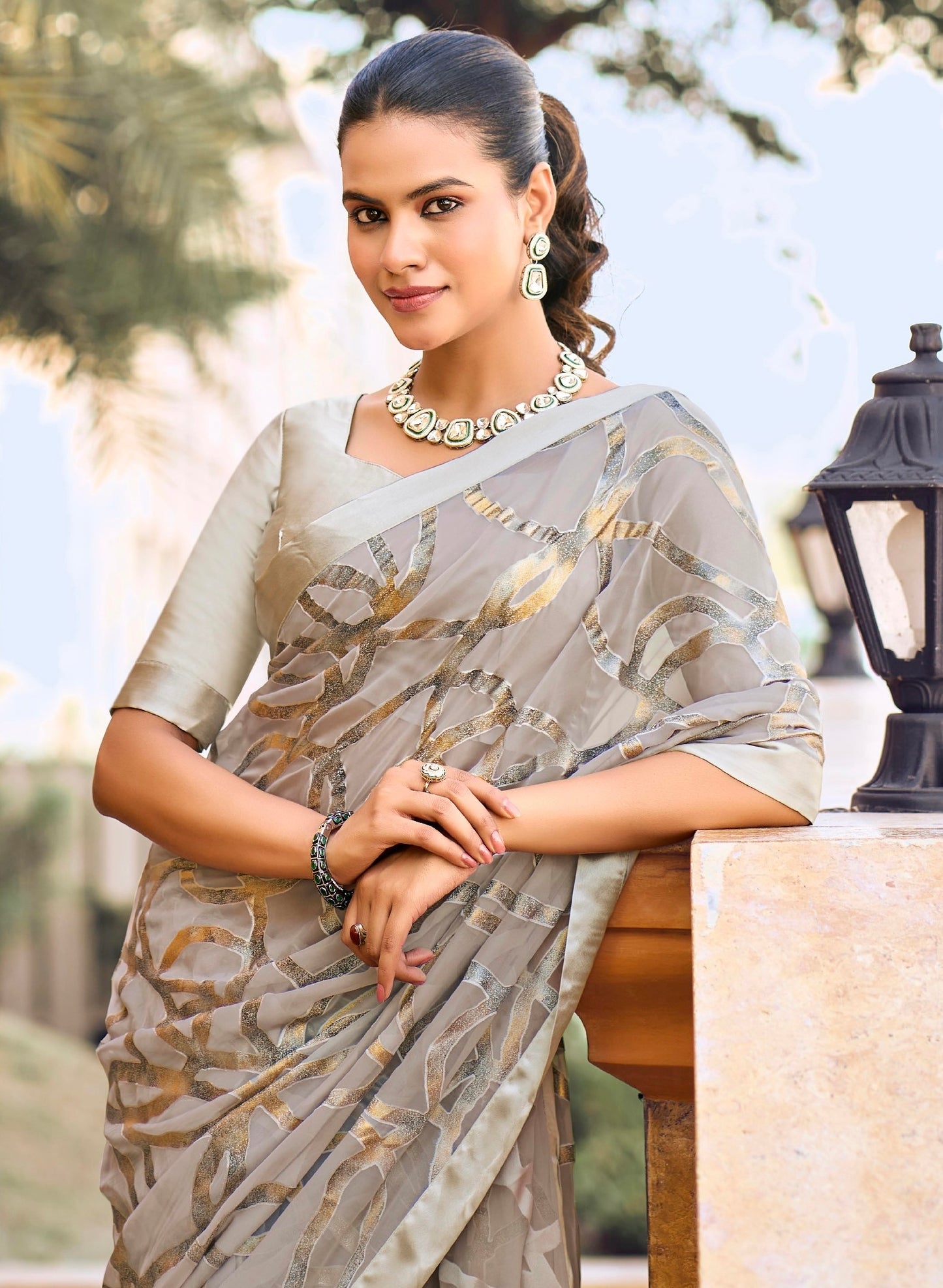 Elegant Grey Abstract Metallic Pure Brasso Saree with Solid Border – Stylish Party & Office Wear Saree with Matching Designer Blouse Piece